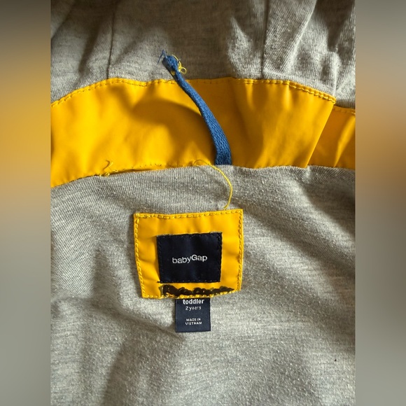 BabyGAP Rain Jacket with Toggles (2T) - Picture 8 of 8